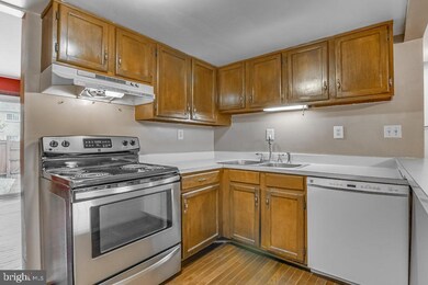 9623 Lindenbrook St, Fairfax, VA 22031 - photo 7