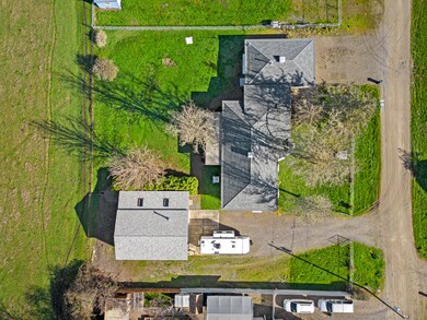 7385 Maple Ln, Central Point, OR 97502 - photo 4