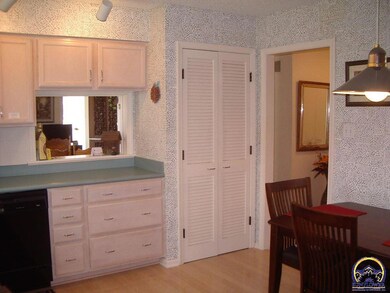 93 SW Pepper Tree Ln, Topeka, KS 66611 - photo 6