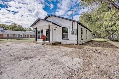 1013 Trinity St, Cleburne, TX 76031 - photo 2