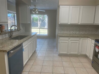 1006 Lost River Dr, Friendswood, TX 77546 - photo 3