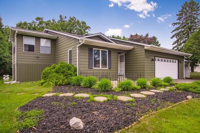 2246 Vivian Ln, Saint Paul, MN 55119 - photo 2