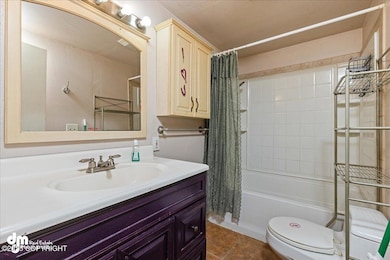 15-Upstairs Bath-DW-3074