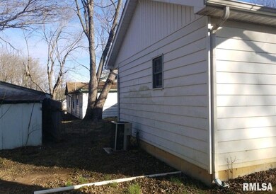 1017 Plum St, Harrisburg, IL 62946 - photo 5