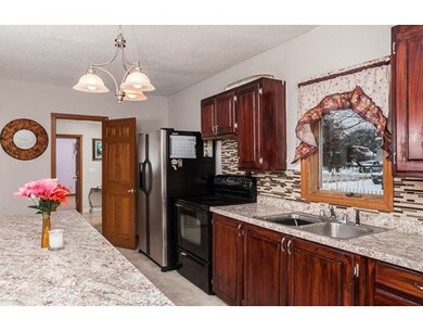 73 Brickett St, Springfield, MA 01119 - photo 2