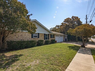 1121 W Redbud Dr, Hurst, TX 76053 - photo 4