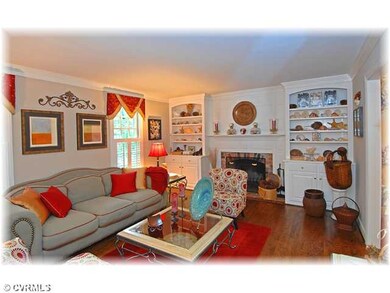 Living Room - Awesome built-in cabinets compliment