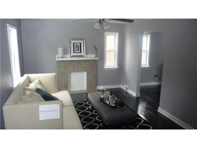 Living Room. The living room is 17x12 m/l has a de
