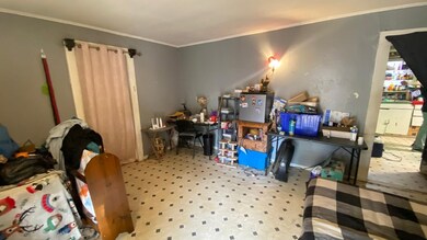 Recreation room with crown molding