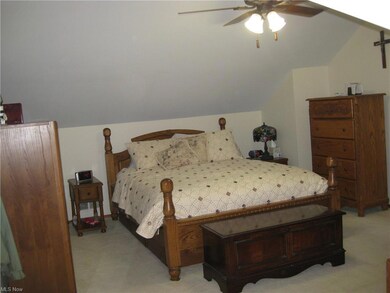 Large master bed room carpeted w/C-fan and C/A