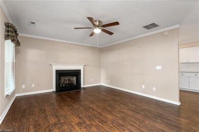 Living Room with Gas Logs Fireplace