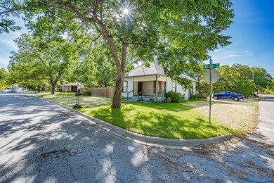 800 Euclid St, Cleburne, TX 76033 - photo 2