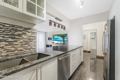 40 Wellington Ct unit 2A, Staten Island, NY 10314 - photo 4