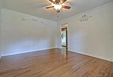 LARGE FAMILY ROOM