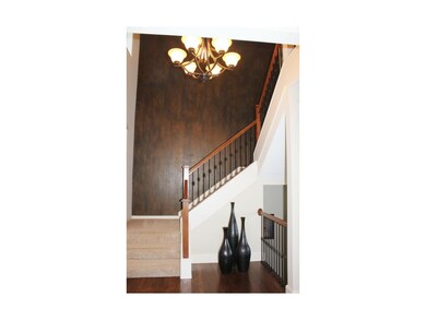 Beautiful Open Foyer with Fauxed accent wall!