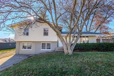 325 S 8th Ave W, Newton, IA 50208 - photo 2