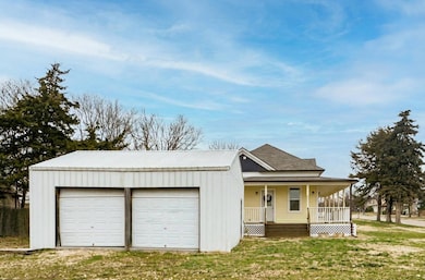 604 N 3rd St, Lincoln, KS 67455 - photo 3