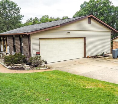 Side entry garage, oversized driveway, 2 car garag