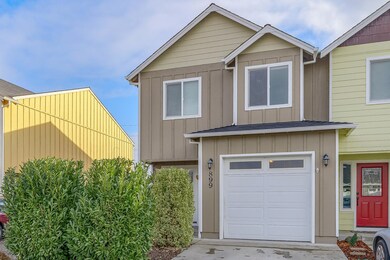 897 Silver Fox Dr, Central Point, OR 97502 - photo 2