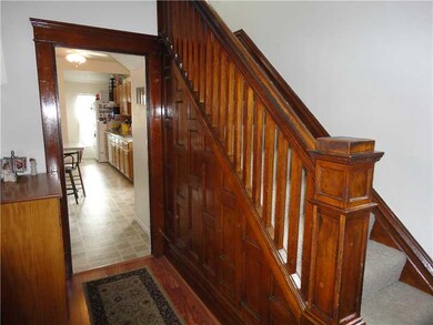 Entry/Foyer.