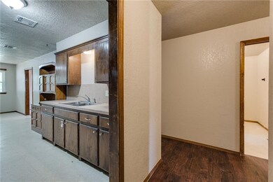 2304 E 10th St, Shawnee, OK 74801 - photo 5