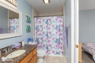 20-Upstairs Bedrom Bath MS_7489