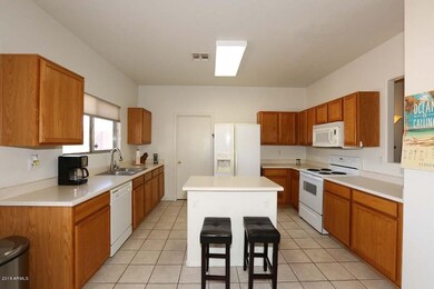 Kitchen w/ eat in and island