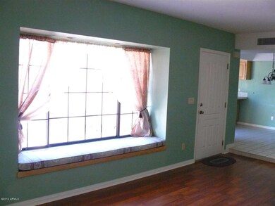 Livingroom picture window with bench 011