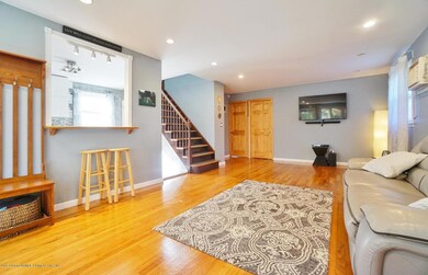 (4) LIVING ROOM