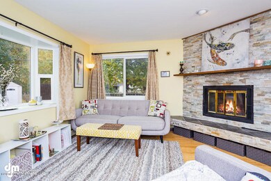 4032 Living Room w/Fireplace
