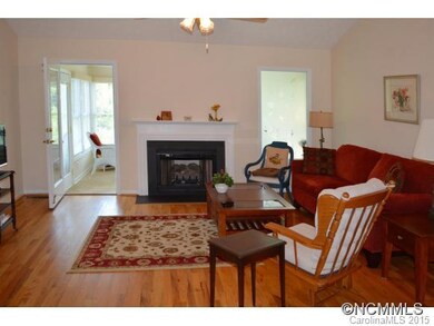 Living Room/Hard Wood