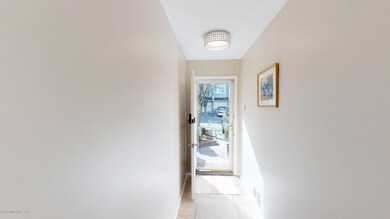 125-Pembrook-Loop-Staten-Island-10309-03