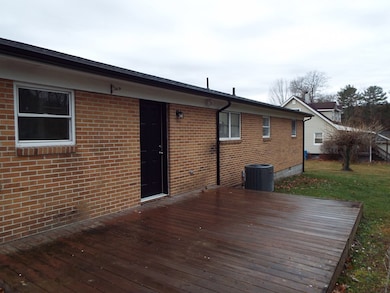 128 Locust St, Daniels, WV 25832 - photo 4