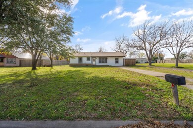 1205 Grand Ave, Cleburne, TX 76033 - photo 2