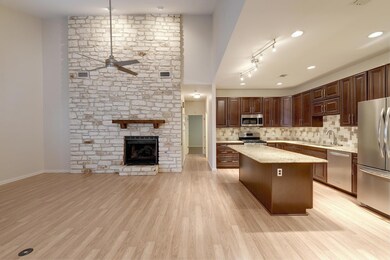 Kitchen with appliances with stainless steel fini