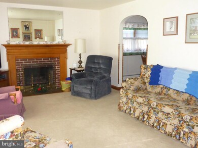 820 Dorsey Ave, Essex, MD 21221 - photo 2