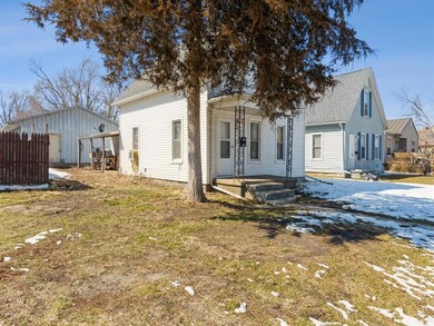 1037 10th St SE, Cedar Rapids, IA 52401 - photo 6