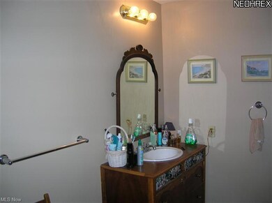 1322 Heising Ct SW, Canton, OH 44706 - photo 5