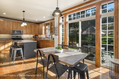 breakfast area off kitchen