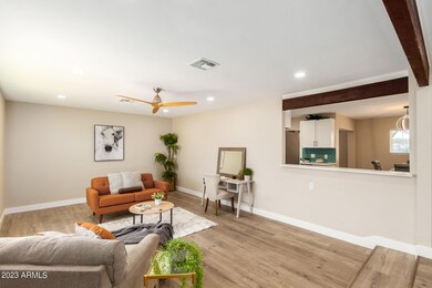 16th_LivingRoom2