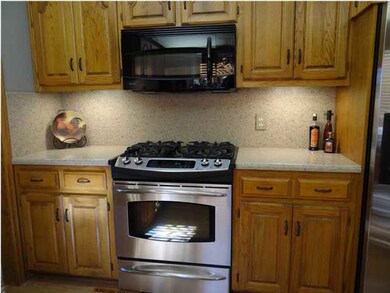 DUEL FUEL GAS RANGE AND OVEN WITH BUILT IN MICROWA