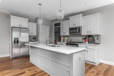 4931 Willow Cir, Davenport, IA 52806 - photo 6