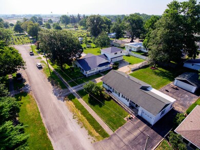 805 E Pinzon St, Tuscola, IL 61953 - photo 5