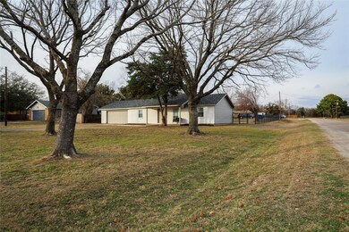809 Barry Ln, Cleburne, TX 76031 - photo 3
