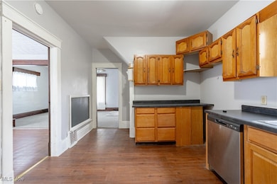 174 W Wayne St, Alliance, OH 44601 - photo 4