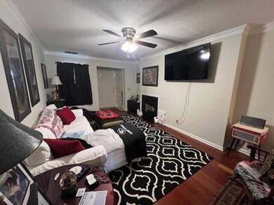 406 S. Thornton Den