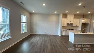 5810 Coulee Ln, Charlotte, NC 28215 - photo 5