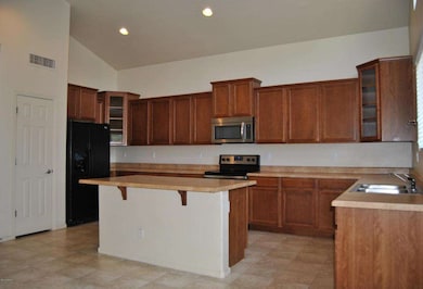 Center Island Eat-In Kitchen