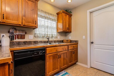 878WCambridgeAveNixa-5Kitchen(2)