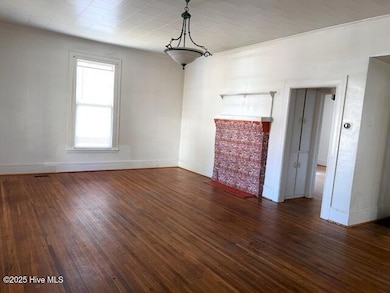 509 Champlain St-Living Room